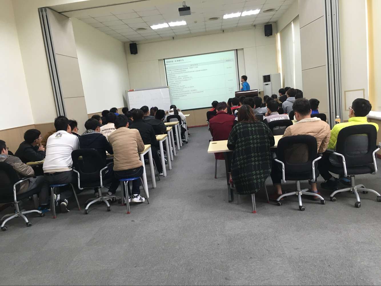 运通人力大量实习生参加LG浪潮数字移动通信有限公司入职培训
